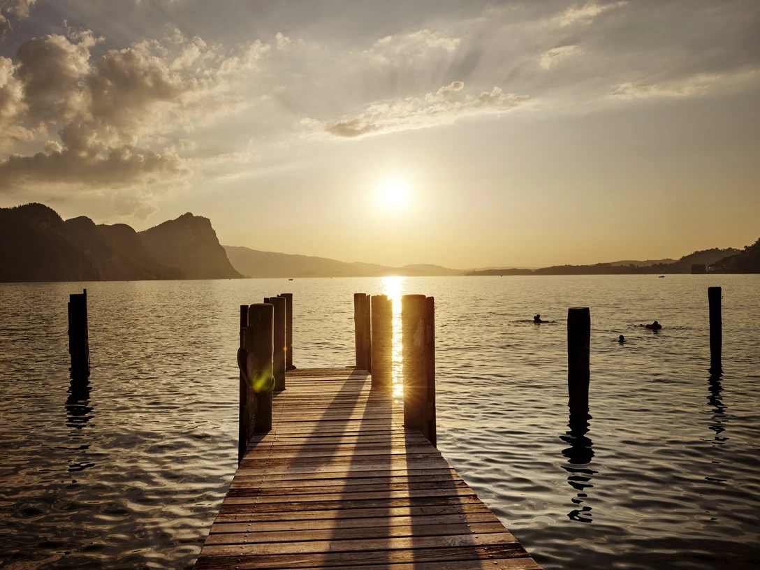 Kurpark in Vitznau Sonnenuntergang im Kurpark Sunset in the Kurpark Coucher de soleil dans le Kurpark
