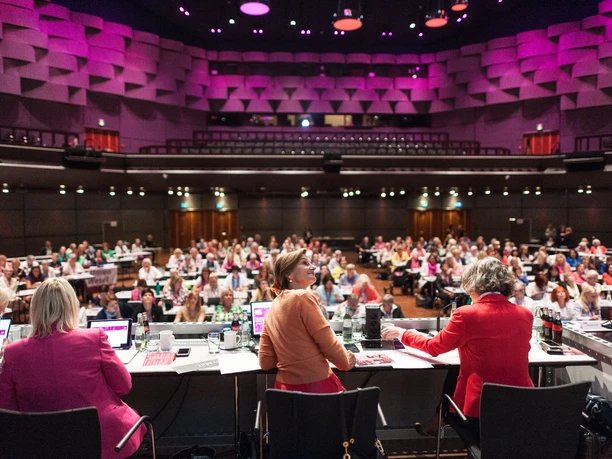 CDU Landestagung Konferenz mit Teilnehmern in Parlamentsbestuhlung