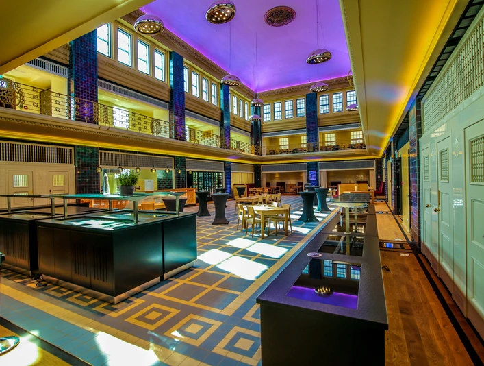 Restaurant KWB im Stadtpalais Ehemalige Jugendstil-Badeanstalt mit eleganten Art-Déco-Elementen, darunter bunte Mosaikfliesen.Former Art Nouveau bathing establishment with elegant Art Deco elements, including colorful mosaic tiles.