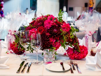 Restaurant KWB im Stadtpalais Elegante Festtafel mit pinken Blumenarrangement und Kristallgläsern, eingedeckt für ein Dinner.</p>Elegant banquet table with pink flower arrangements and crystal glasses, set for dinner.</p> <p