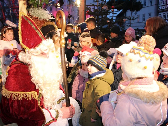 Der Nikolaus empfängt 200 Homberger Kinder