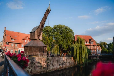 Alter Kran am Stintmarkt Historischer Holzkran am Ilmanauufer in Lüneburg.