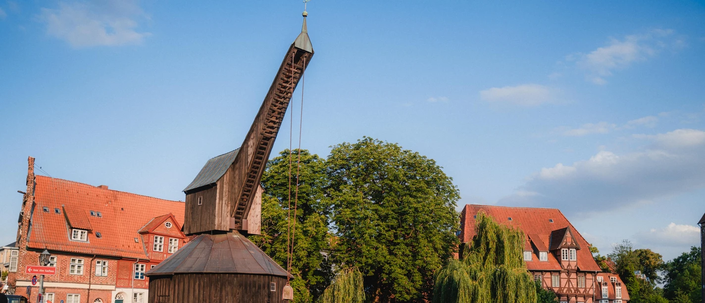 Alter Kran am Stintmarkt Historischer Holzkran am Ilmanauufer in Lüneburg.