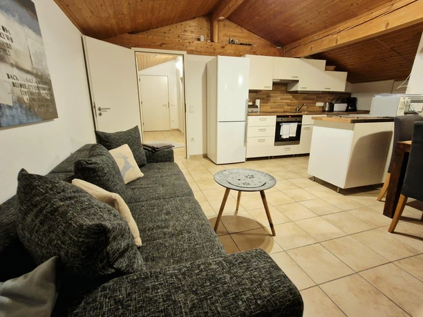 Wohnzimmer mit Blick auf Küche