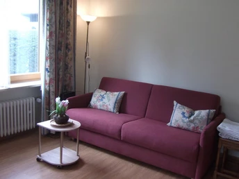 Wohnzimmer mit Sitzgelegenheit