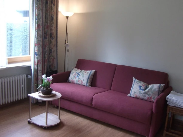 Wohnzimmer mit Sitzgelegenheit