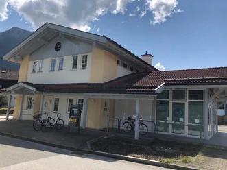 Dr. Wallner Farchant Praxis von aussen mit überdachtem Eingang und 3 davor abgestellten Rahrrädern