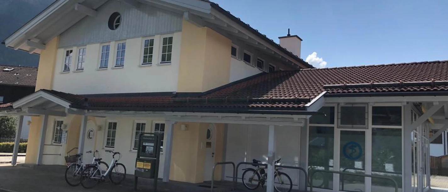 Praxis von aussen mit überdachtem Eingang und 3 davor abgestellten Rahrrädern
