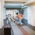 Kegeln im Brauhaus Koelsche Boor (13).jpg Eine Person in Jeans und orangefarbener Jacke spielt Kegeln in einem Innenraum mit Holzboden.</p>A person in jeans and an orange jacket plays skittles in an indoor room with a wooden floor.</p> <p