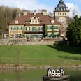 Schloss Lerbach Das Bild zeigt das malerische Schloss Bensberg mit einem kleinen Teich und Enten im Vordergrund.