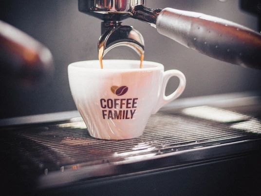 coffee.family Tasse unter Siebträgermaschine