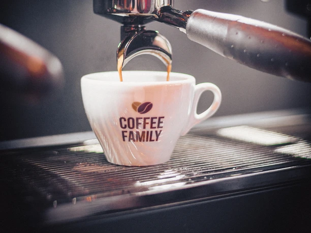 coffee.family Tasse unter Siebträgermaschine