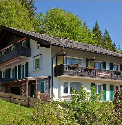 Hausansicht im Sommer