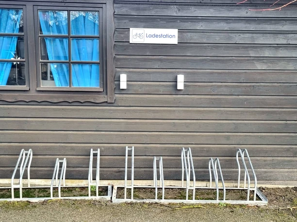 Ankerplatz Fahrradständer und Ladestation 1.jpg Fahrradständer und zwei Steckdosen für das Laden von E-Bikes.