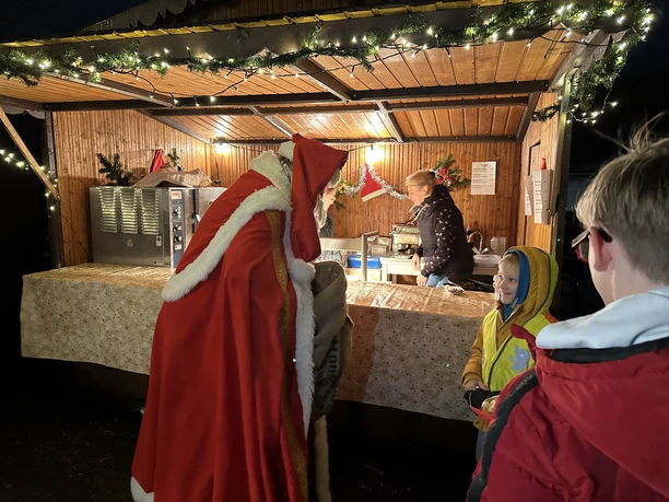 Nikolaus auf dem Riemsloher Weihnachtsmarkt
