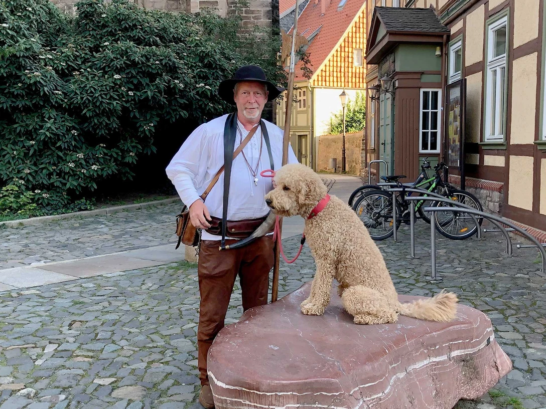 frank_schroeter_nachtwächter_choco-3-web-2.jpg Nachtwächter mit seinem Hund Choco