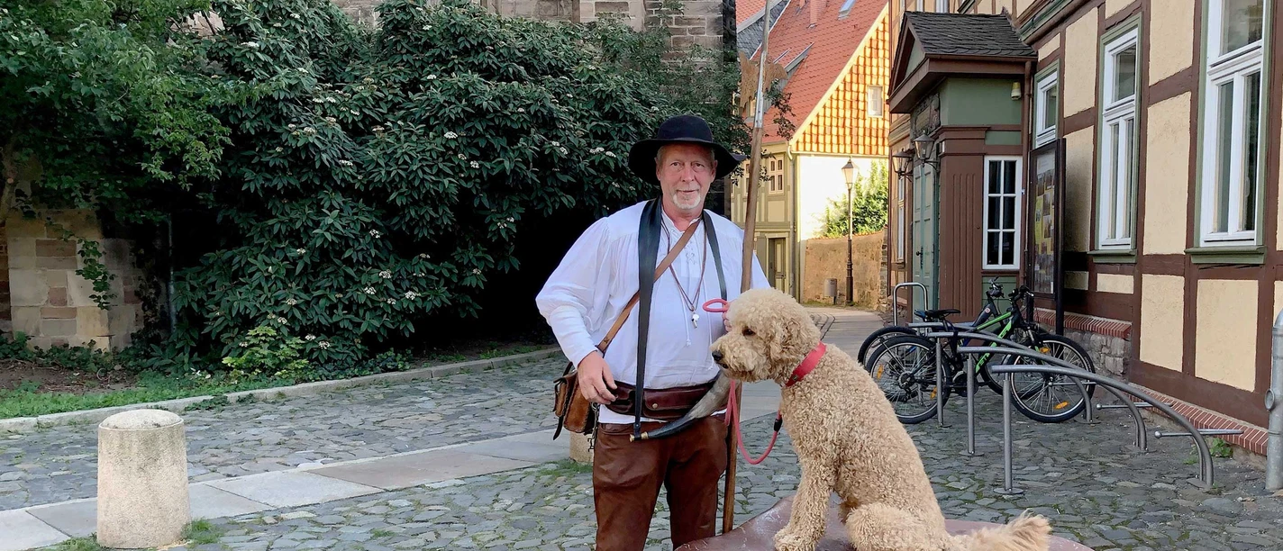 frank_schroeter_nachtwächter_choco-3-web-2.jpg Nachtwächter mit seinem Hund Choco