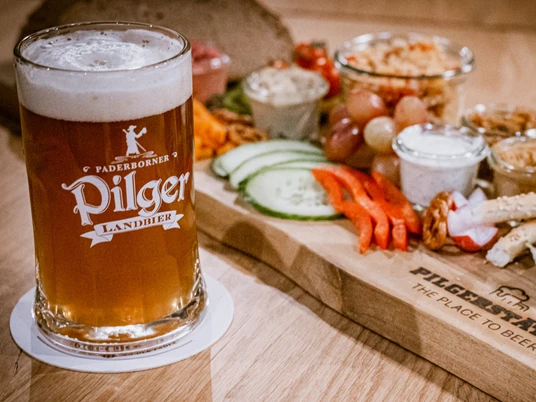 Abendbrotplatte mit Käse in der Pilgerstätte