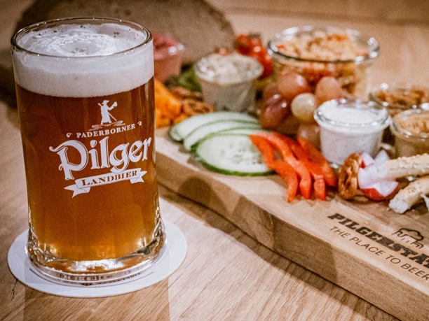 Abendbrotplatte mit Käse in der Pilgerstätte