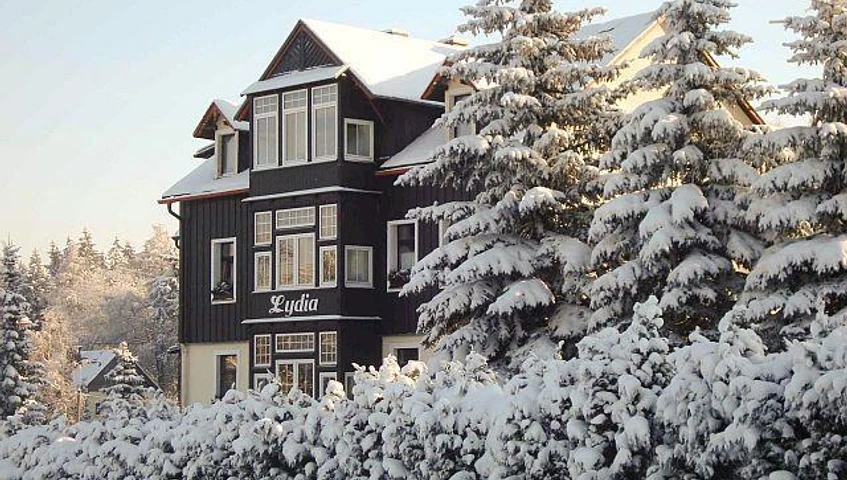 Hausansicht im Winter