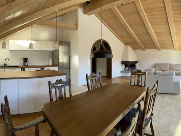 Küche und Essplatz im großen Wohnraum