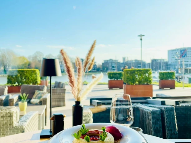 Pier-23-Dessert-Ausblick-leer.jpg Das Bild zeigt den Ausblick aus Pier 23 mit einem Dessert