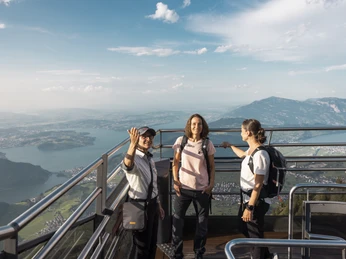 Pont supérieur du Stanserhorn CabriO-Bahn Oberdeck der Stanserhorn CabriO-BahnStanserhorn convertibleStanserhorn Cabrio