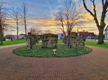 Mahnmal im Schlossgarten Hövelhof Mahnmal im Schlossgarten Hövelhof