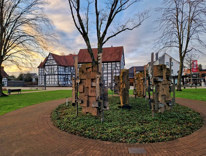 Mahnmal im Schlossgarten Hövelhof von der Seite