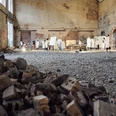 Cologne Graffiti. Urbane Location Künstler in weißer Kleidung malen in einer großen, verlassenen Industriehalle mit Ziegelhaufen.</p>Artists in white clothing paint in a large, abandoned industrial hall with piles of bricks.</p> <p