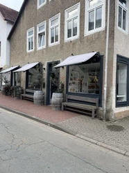 Das Bild zeigt den Eingangsbereich von "Cosimo Vini".