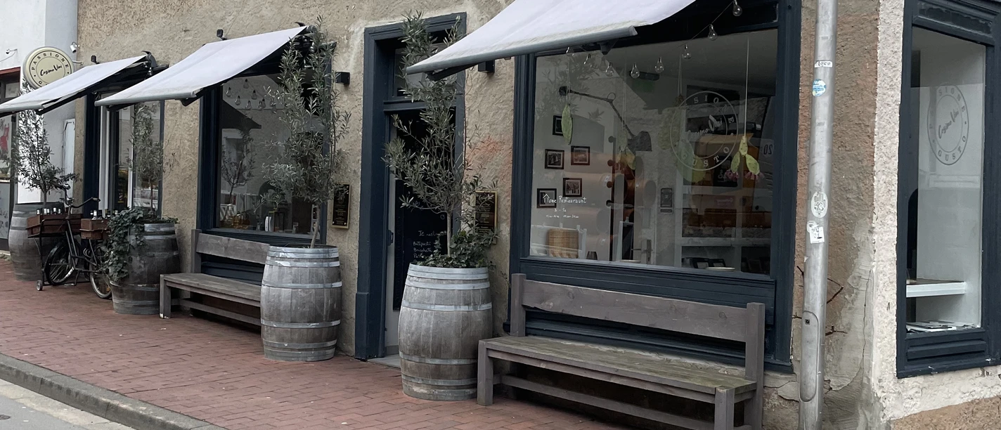 Das Bild zeigt den Eingangsbereich von "Cosimo Vini".