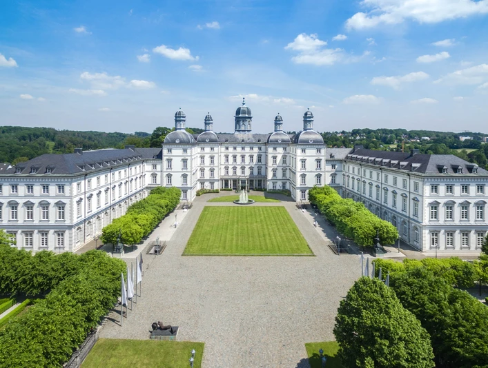 Aussenansicht Althoff Grandhotel Schloss Bensberg Luftaufnahme von Schloss Bensberg in Bergisch Gladbach mit weitem, grünem Vorplatz.</p>Aerial view of Bensberg Castle in Bergisch Gladbach with a wide, green forecourt.</p> <p