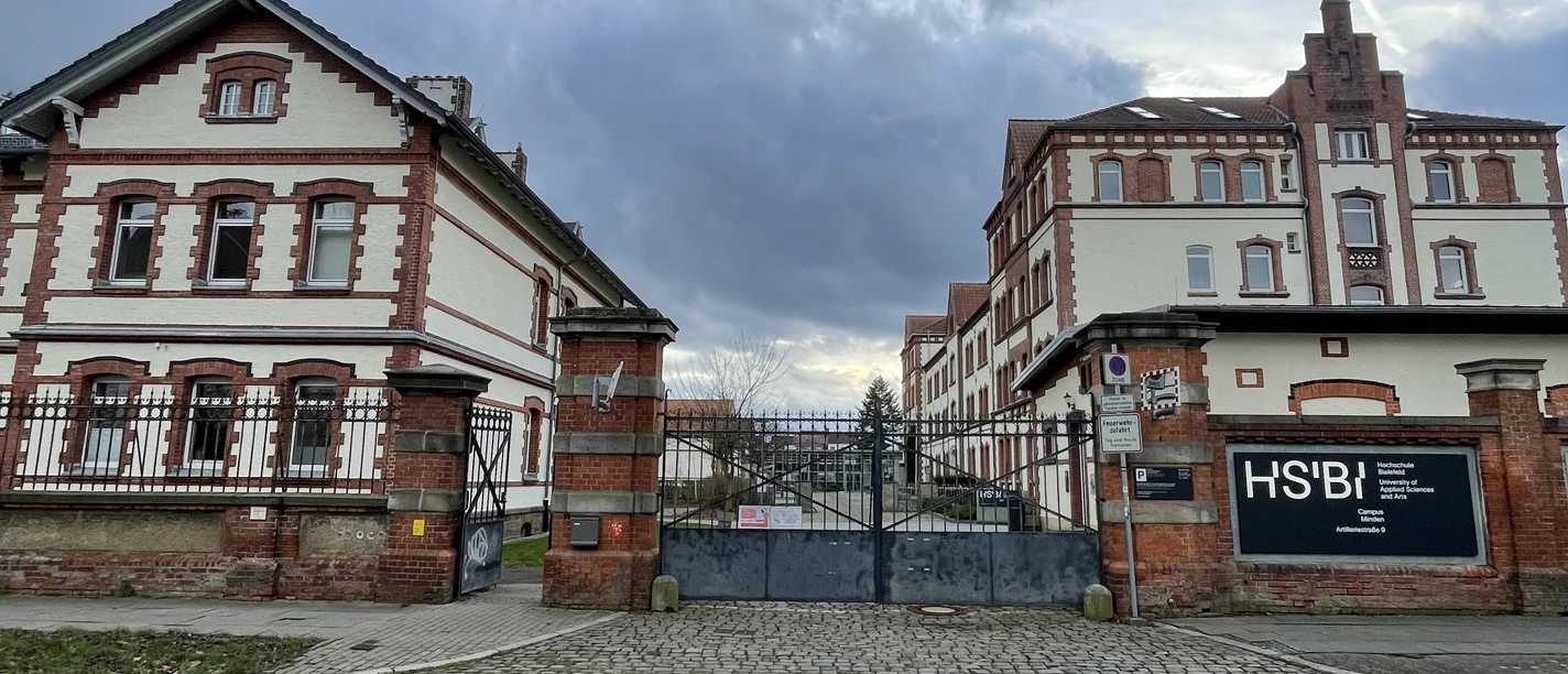 Das Bild zeigt die Artilleriekaserne. In der Mitte befindet sich ein großes Tor