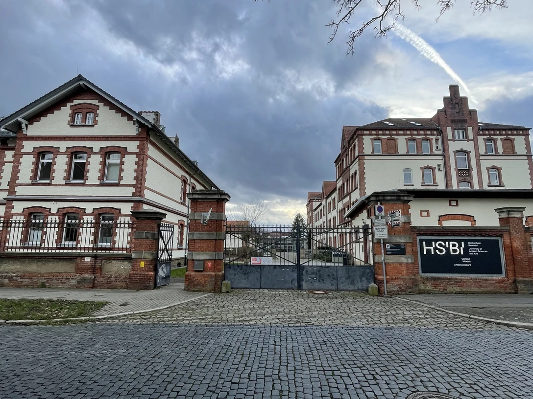 image00026.jpeg Das Bild zeigt die Artilleriekaserne. In der Mitte befindet sich ein großes Tor