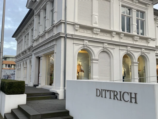 Das Bild zeigt den Eingangsbereich des Geschäfts Dittrich