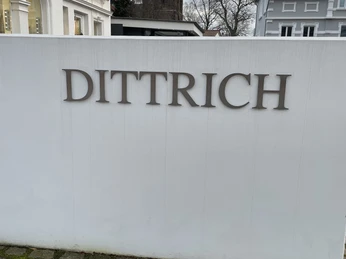 image00012.jpeg Das Bild zeigt den Eingangsbereich des Geschäfts Dittrich