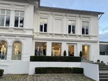 Das Bild zeigt den Eingangsbereich des Geschäfts Dittrich