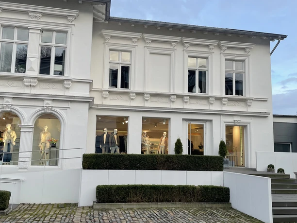 Das Bild zeigt den Eingangsbereich des Geschäfts Dittrich