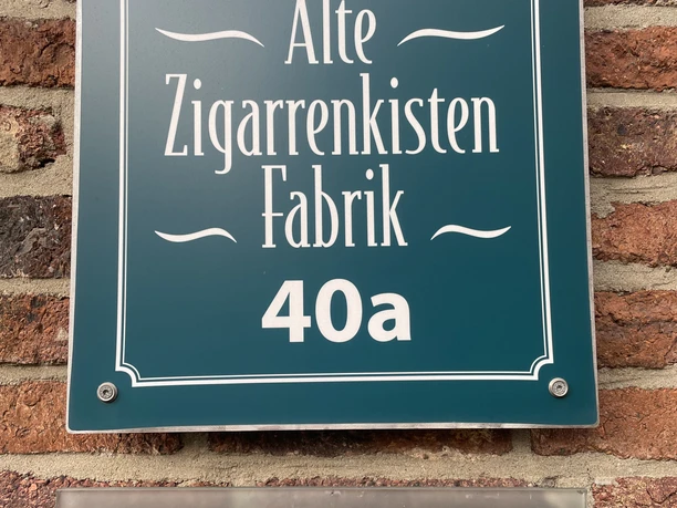 Das Bild zeigt das damalige Logo der Fabrik.