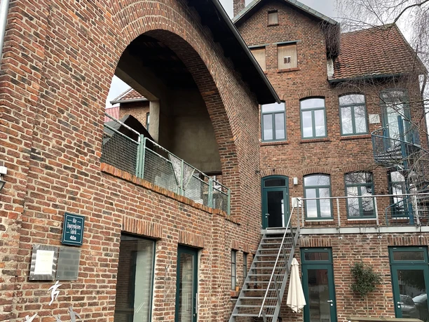 Das Bild zeigt das Gebäude der Zigarrenkistenfabrik.