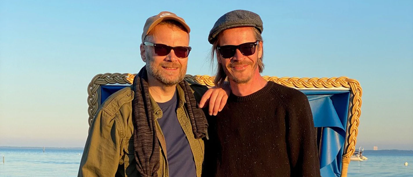 Foto TJ & Berger_2560x1707.jpg Zwei Männer am Strand mit Sonnenbrillen