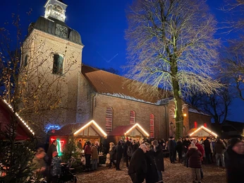 Winterlicher Budenzauber auf dem Kirchplatz.jpg