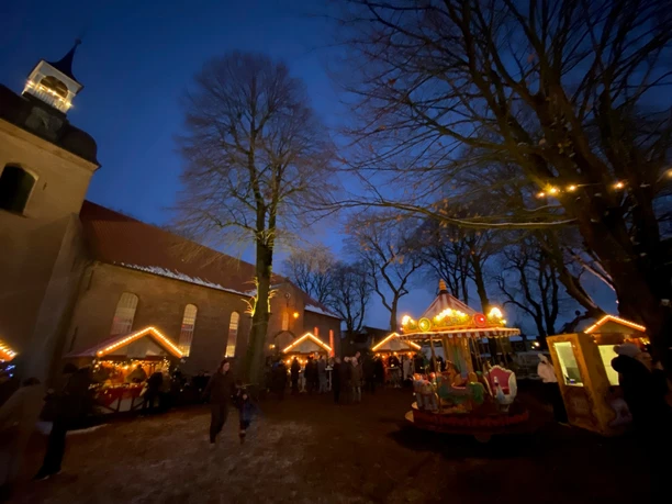 Kinderkarussell auf dem Adventsmarkt.jpg