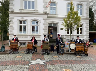 Drehorgler vor dem Wittmunder Pfarramt.jpg