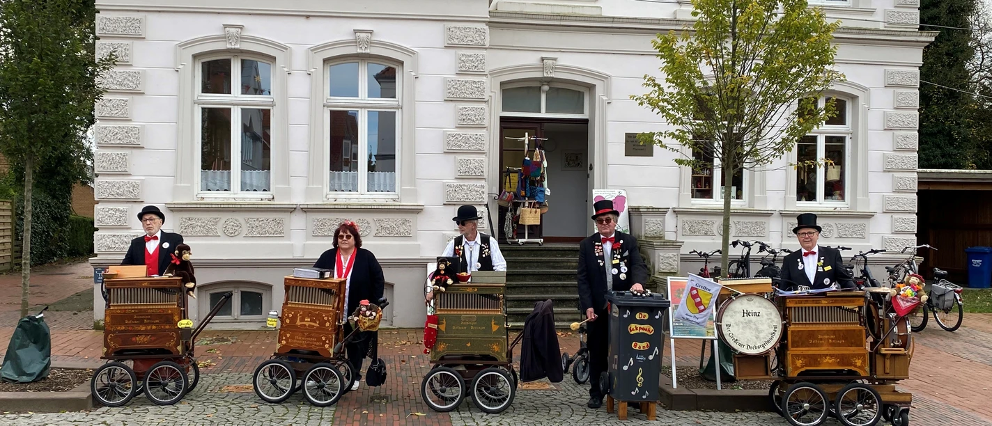 Drehorgler vor dem Wittmunder Pfarramt.jpg Drehorgler vor dem Wittmunder Pfarramt.jpg