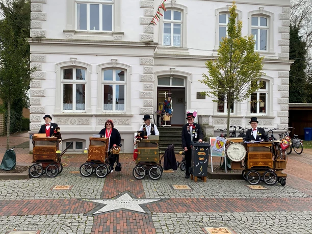 Drehorgler vor dem Wittmunder Pfarramt.jpg Drehorgler vor dem Wittmunder Pfarramt.jpg