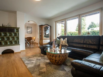 Wohnraum mit Kachelofen