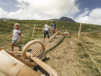 kugelbahn-bettmerhuette-familie-bettmeralp-sommer-aletsch-arena-marco-schnyder-03.jpg