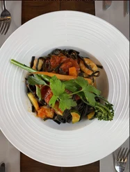 1.jpg Ein schmackhaftes Pastagericht mit Tomatensauce, Hühnerstreifen, Gemüse und frischen Kräutern.